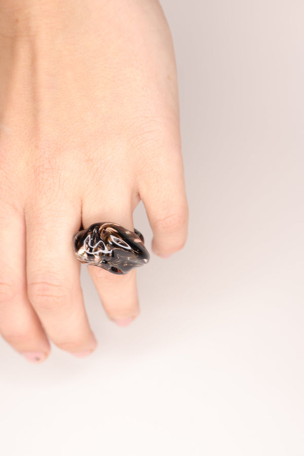 black gass ring hand Laia Casademont