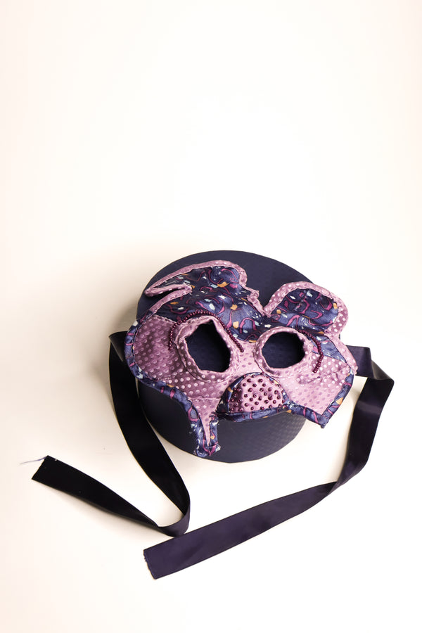 Kinky mask with back tie