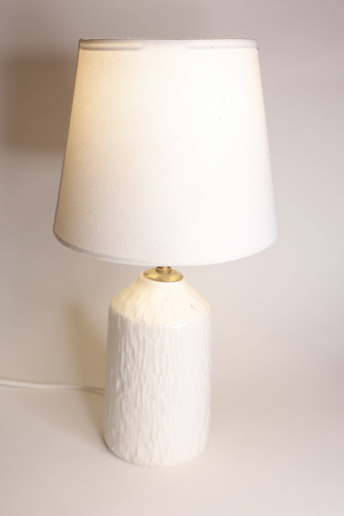 White ceramic lamp – Kintu Studio