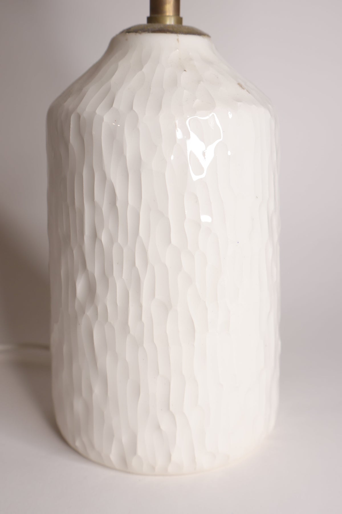 White ceramic lamp – Kintu Studio